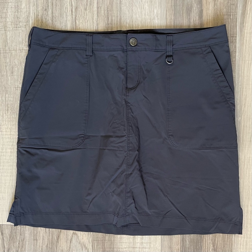 REI Dark Gray Flat Front Skort Outdoor Essential Sz 10 Attached Brief Hiking